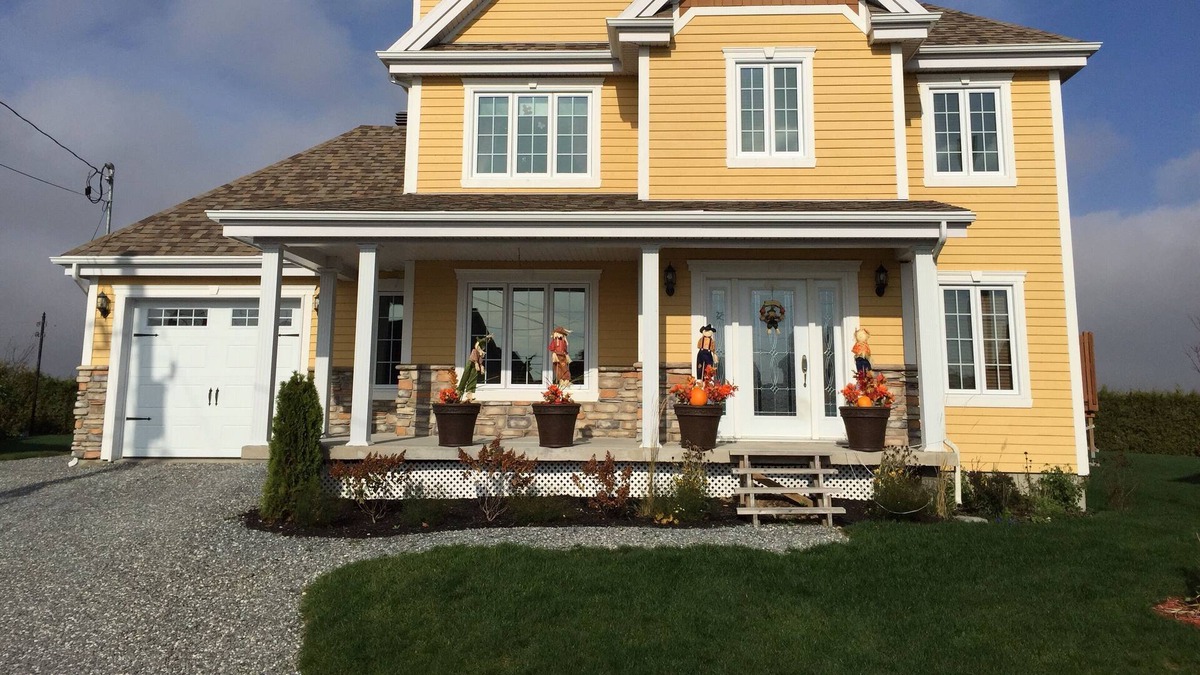 Saint-Isidore House | Discover Quebec city and live in a coutry yard house