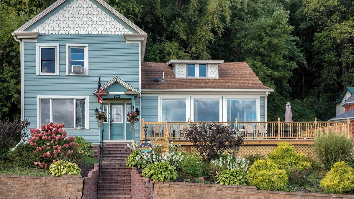 Minneiska House | Discover ‘Riverview Radiance,' a 5BR Minneiska marvel where the Mississippi meets modern luxury. Perfect for large groups, this home boasts a fully-equipped kitchen, sprawling views, and a suite of entertainment options. Revel in comfort with plush