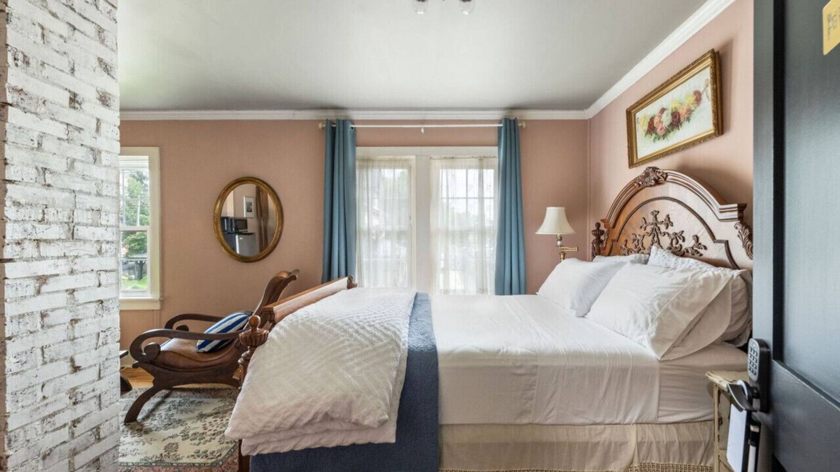 Issue Hotel | Discover the charm of Colonial Beach