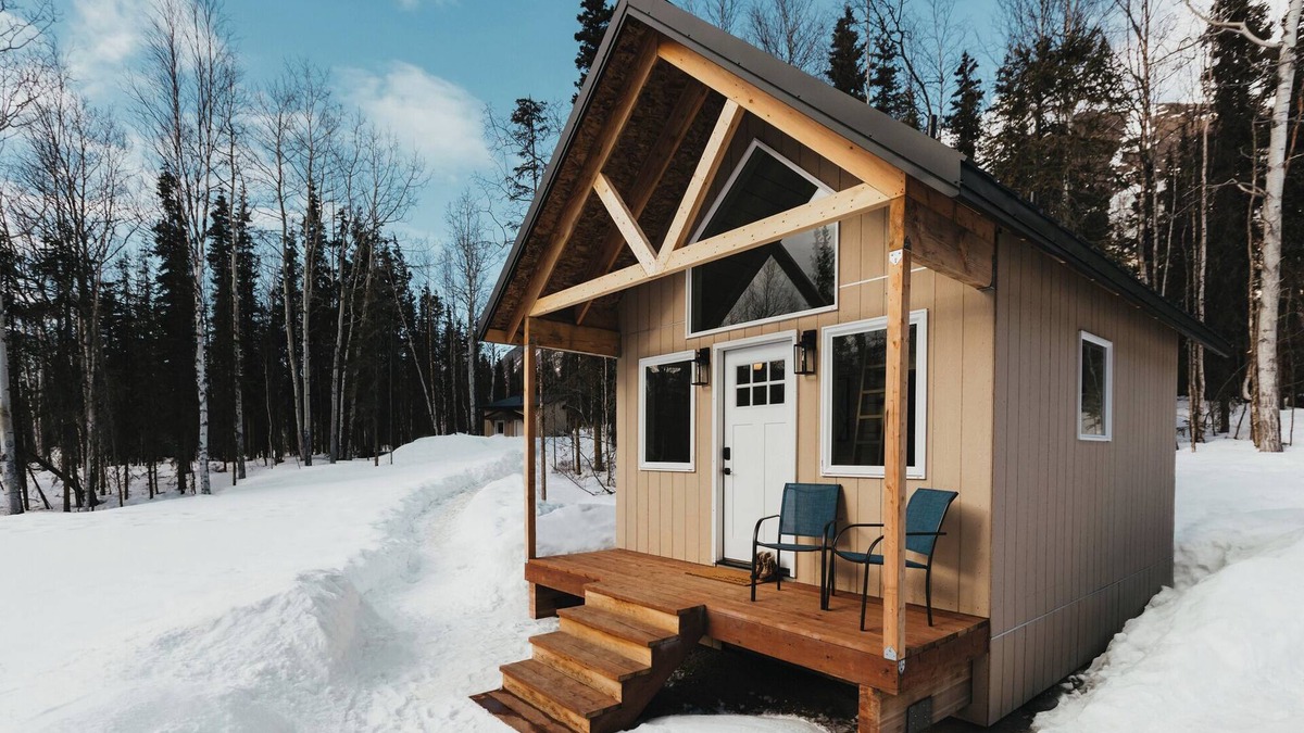 Chugiak Cabin | Discover tranquility in a deluxe tiny house amidst Eklutna Valley's natural beauty.