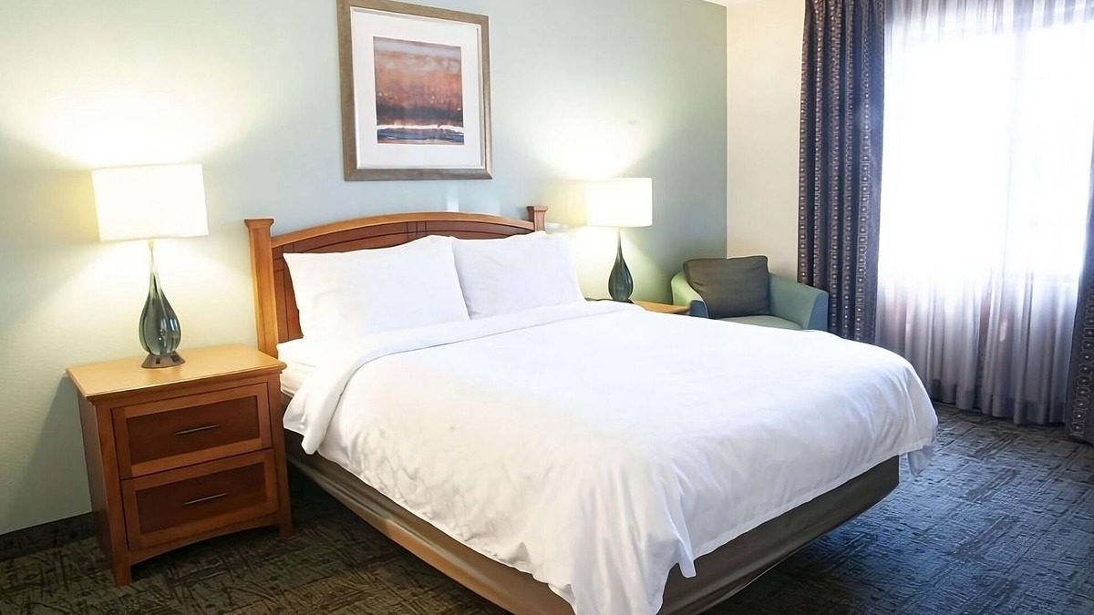Vance Jackson Apartment | Discover Unique Activities! Free Breakfast, Outdoor Swimming Pool, Pets Allowed!