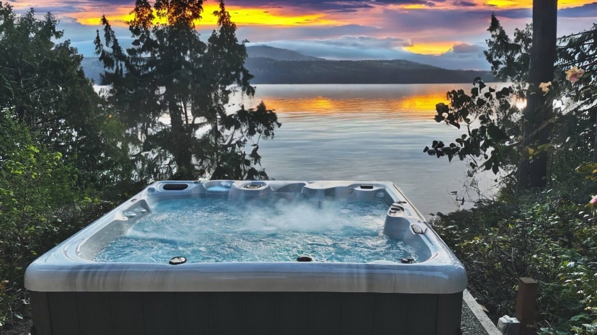 Adelma Beach Cabin | Discovery Bay Lookout: Hot Tub, Sauna & More!
