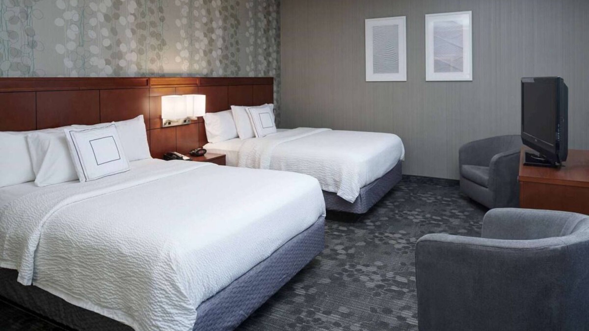 Brookfield Hotel | Discovery World Tour! 2 Relaxing Units, Indoor Swimming Pool, Pets Allowed!