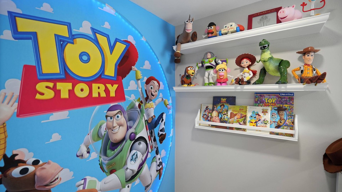 Placentia House | Disney Close-Luxury/2Kings/Elsa &Toy Story themes