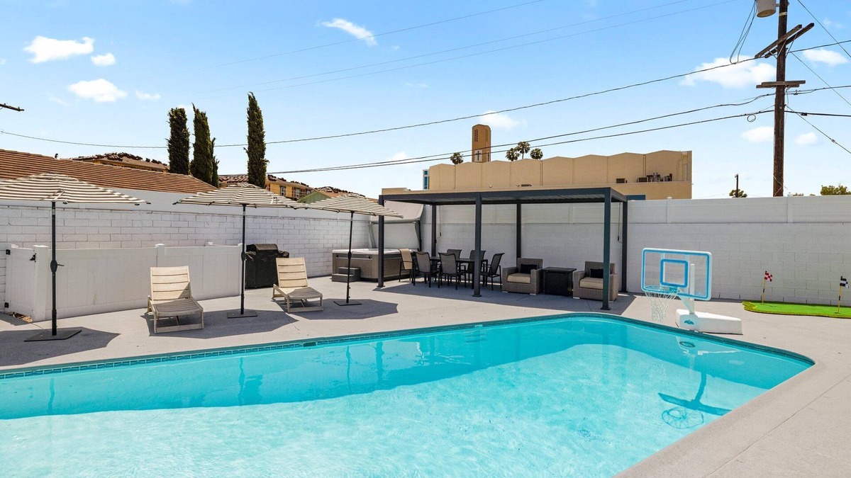 Southwest Anaheim House | DisneyFun Pool Hot Tub 5 bedroom EV Charger