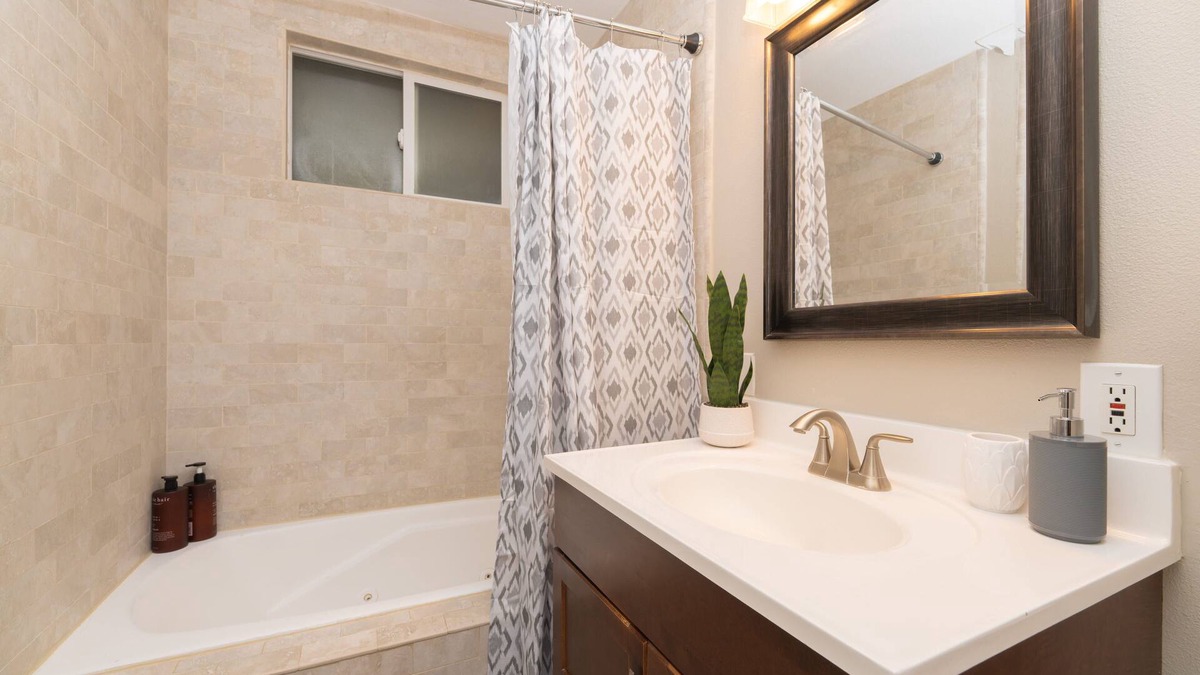 Buena Park House | Disneyland 9 min pool house long term
