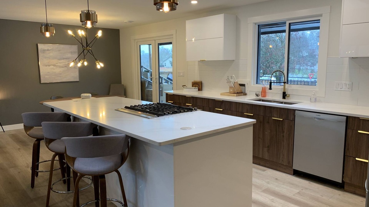 Regional District of Nanaimo House | Diver Lake Dream- Entertainers kitchen, hot tub, large deck, fenced yard,gardens