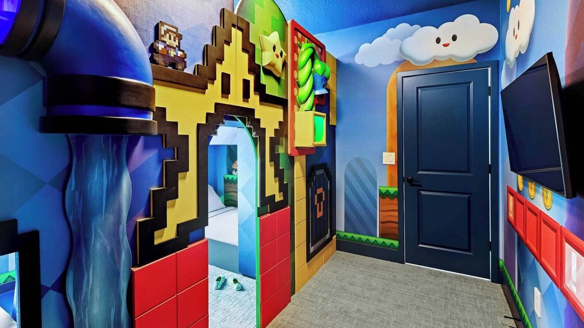Florida Center House | Divine Dreamland | Deluxe I-Drive mansion w/video game theme RM, pool, theater
