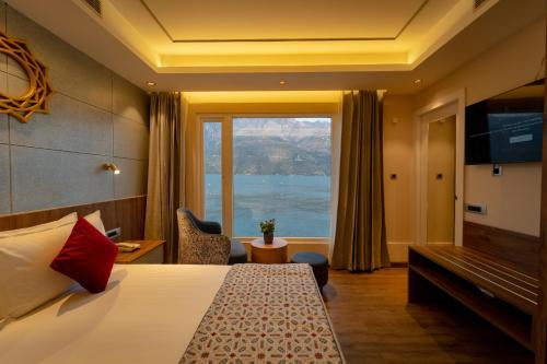 Chamiyala Boat Rental | Divine Lake Cruise
