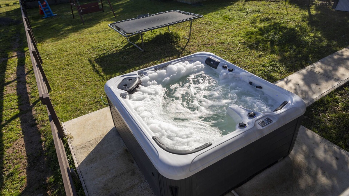 Berrima House | Dixieland Estate - Country Retreat with Hot Tub + Games Room