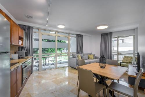 Tel Aviv City Center Apartment | DIZENGOFF SQUARE superb 1 bedroom with balcony