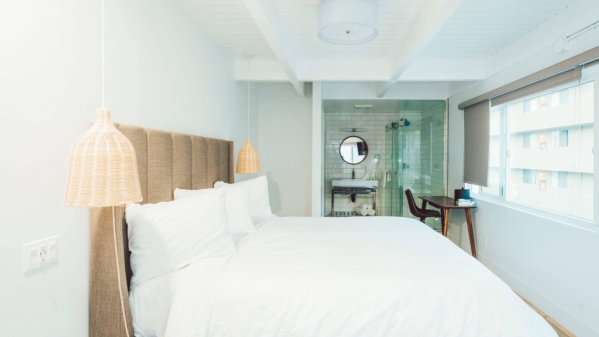Belmont Shore Hotel | DK - Deluxe Room, 1 King Bed, Non Smoking