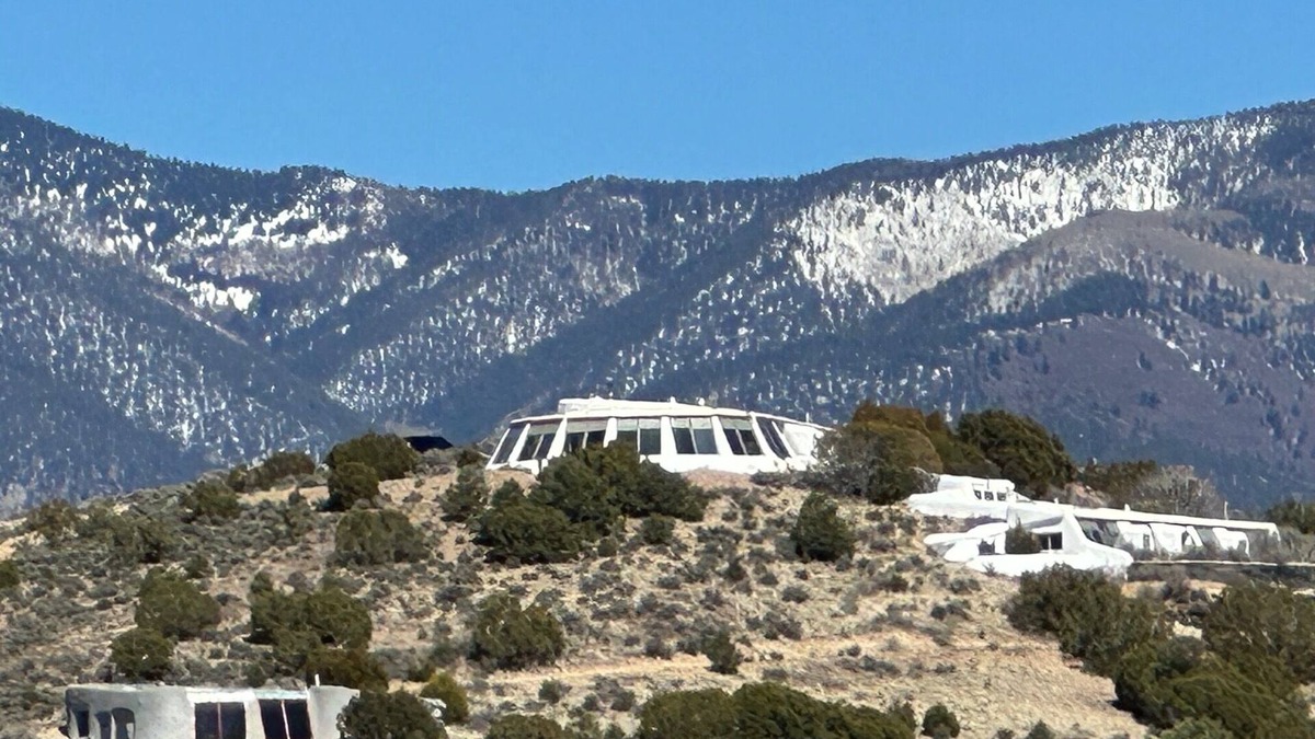Arroyo Hondo House | Dobson House-Famous Taos Earthship Inn