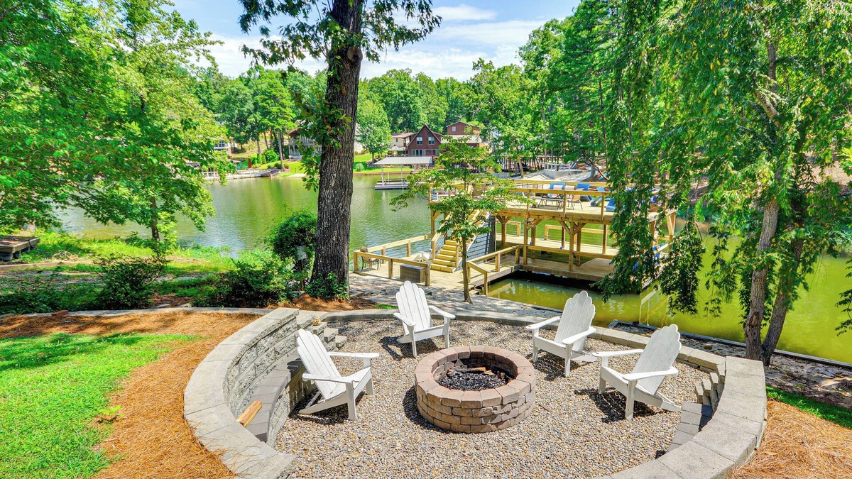 New London House | Dock & 2-Story Boat Slip: Badin Lake Cabin