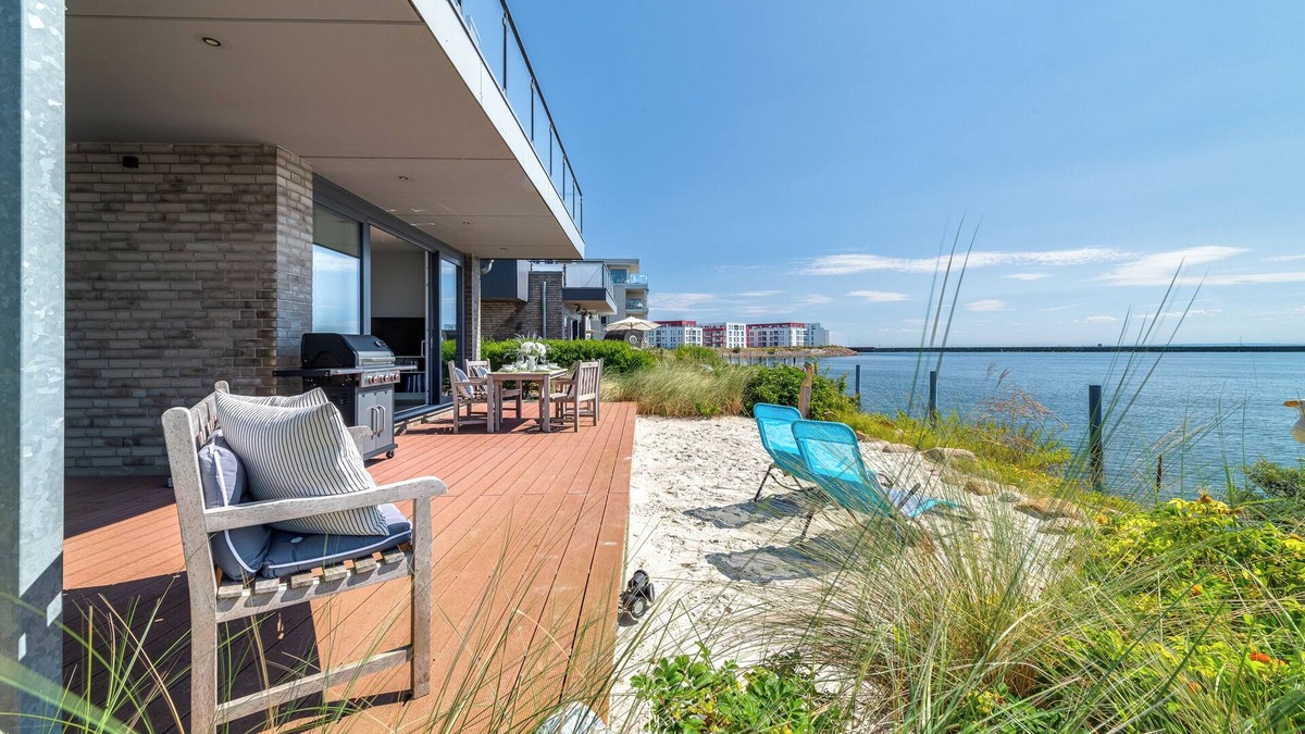 Sieseby Apartment | Dock 76 Main - front row, large terrace, sea view, close to the beach, e-charging station