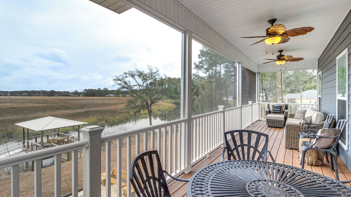 Midway House | Dock & Fire Pit: Waterfront Midway Retreat!