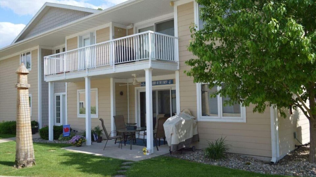 Arnolds Park Condo | Dock Holiday on Upper Gar Lake with Outdoor Pool