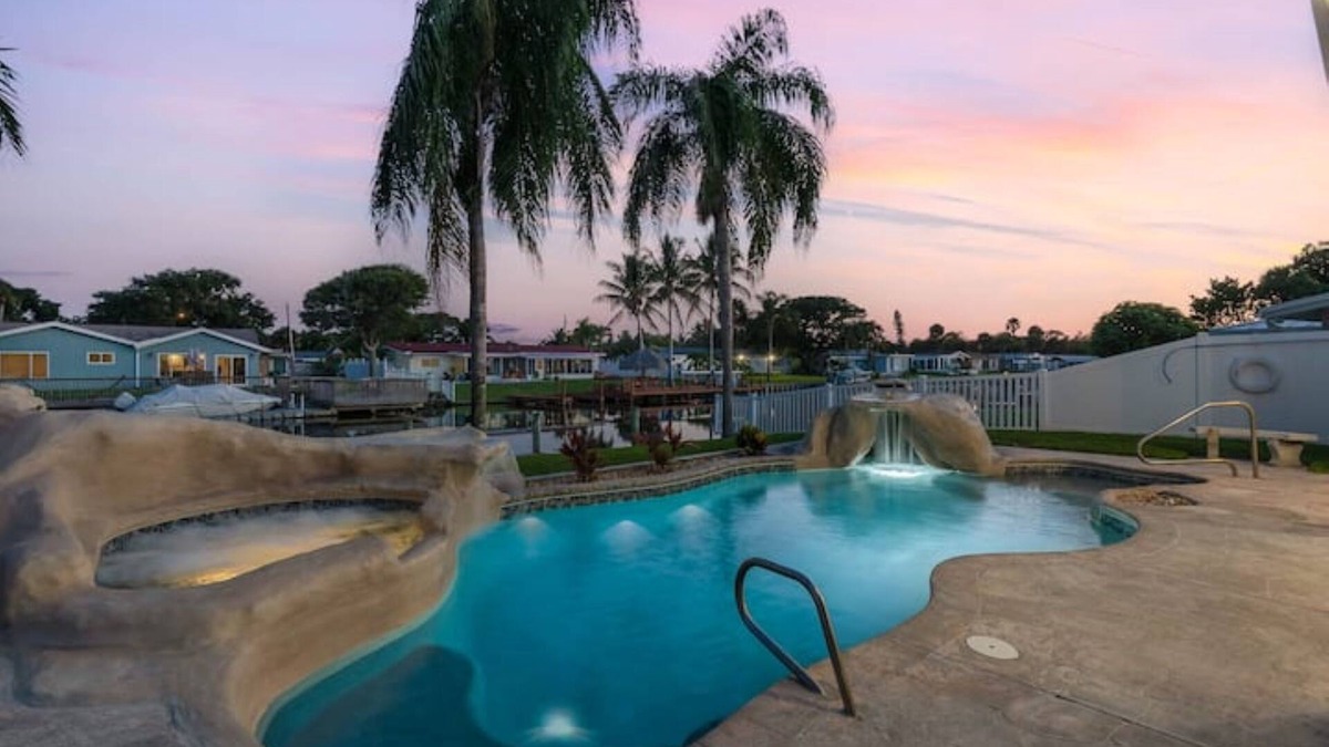 Cocoa Beach House | Dock, Kayaks, Pool, JACUZZI, ping pong, billiards, all beach gear, and more!