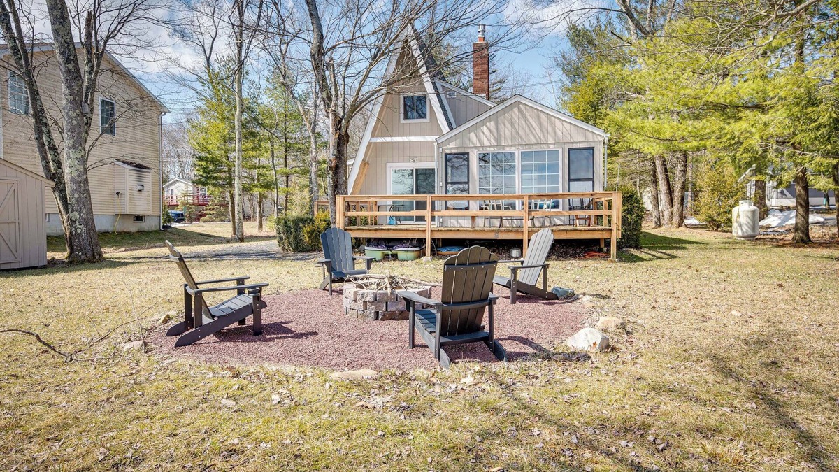 Pocono Summit House | Dock & Sunroom: Waterfront Home Near Kalahari!
