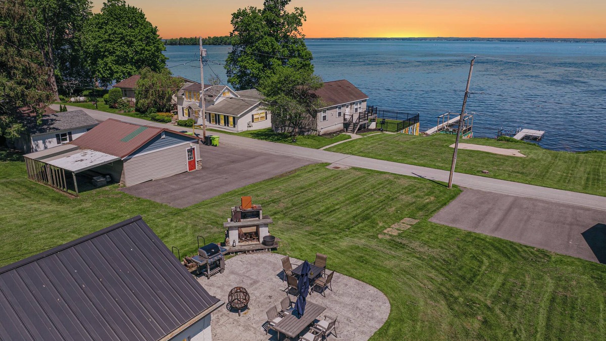 Bridgeport House | Dock & Waterfront at Lakeside Retreat