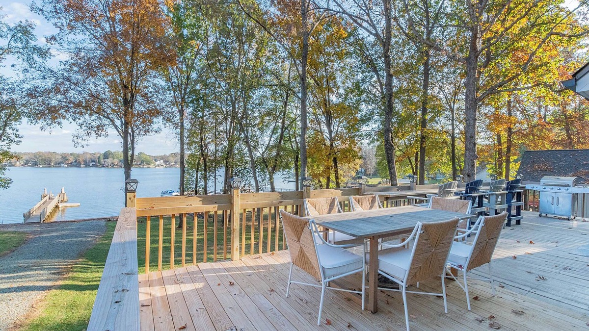 Southmont House | Dockside Retreat Lakefront Property for 10 Guests in Charming NC Town