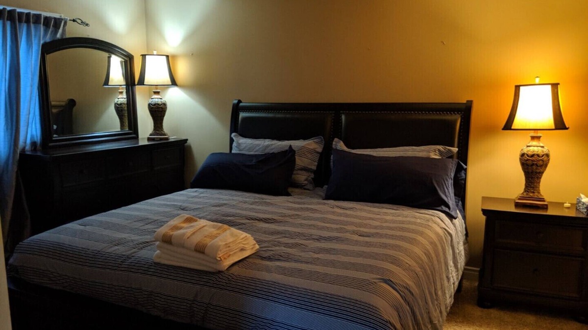 St. Catharines House | Doctor's Lounge - An Executive Home in Niagara