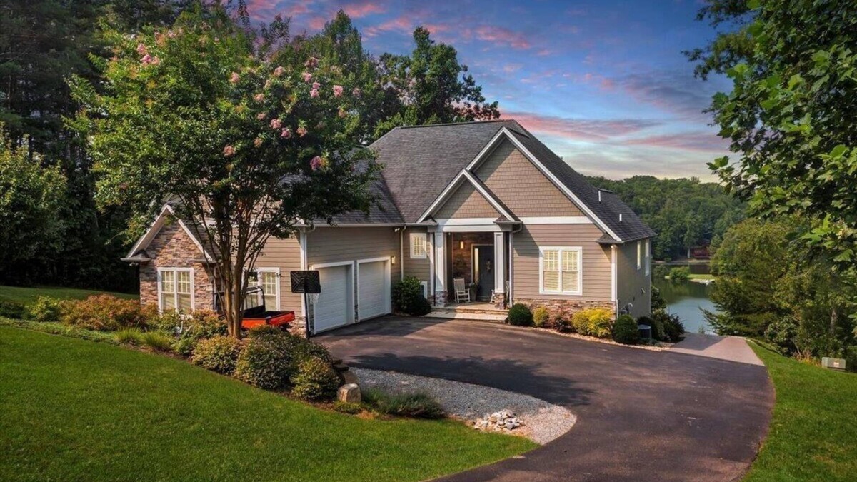Goodview House | Dog & family friendly, SML VA, quiet cove, kayaks, swimming pool