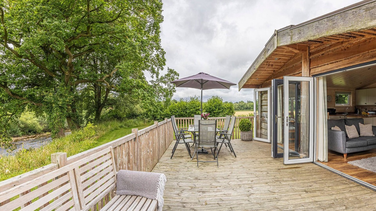 West Tanfield House | Dog friendly Kingfisher Lodge Riverdale located in Yorkshire