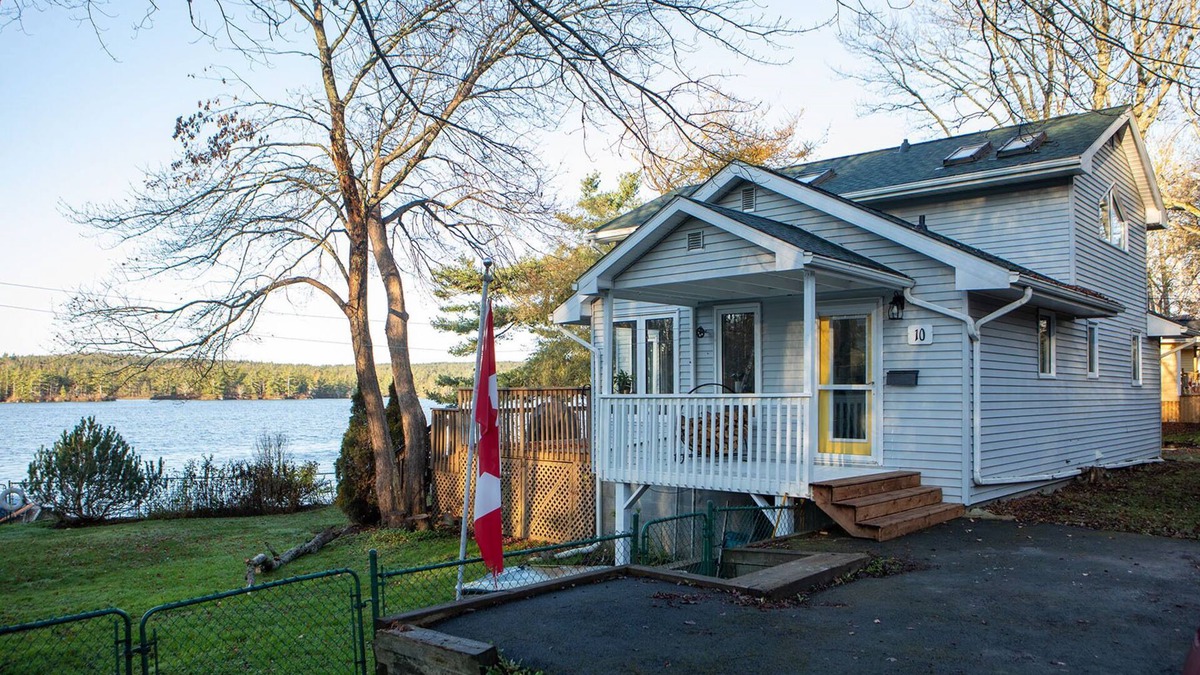 Mount Uniacke House | Dog Friendly 3 bedroom Lake House. Fenced Yard