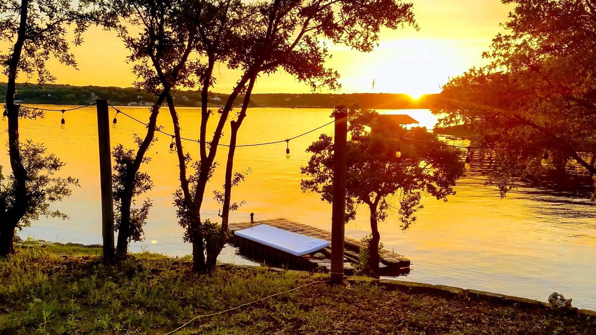 La Hacienda Estates House | Dog Friendly 3 BR House w/deep water boat dock and sunset views on Eck Lane
