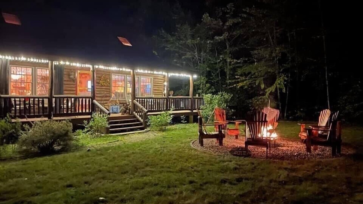 Brownfield Cabin | Dog-Friendly 5 Bedroom Log Cabin with Hot Tub in the Heart of Southern Maine