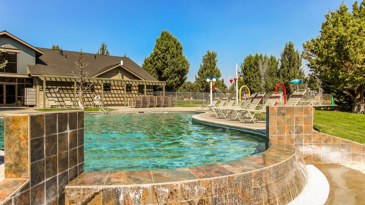 Redmond House | Dog-Friendly Abode w/Private Hot Tub, Shared Pool & Gym, Free High-Speed WiFi