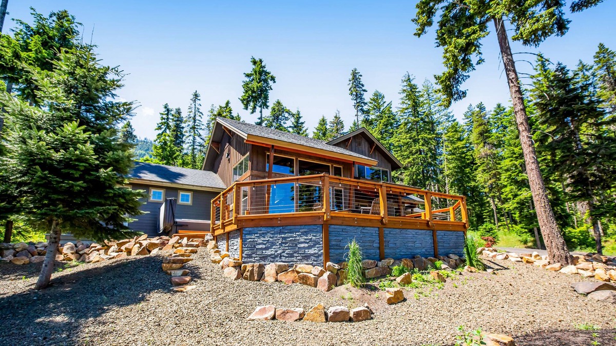 Cle Elum Cabin | Dog-friendly alpine hideaway with firepit, grill, EV charger, mountain views