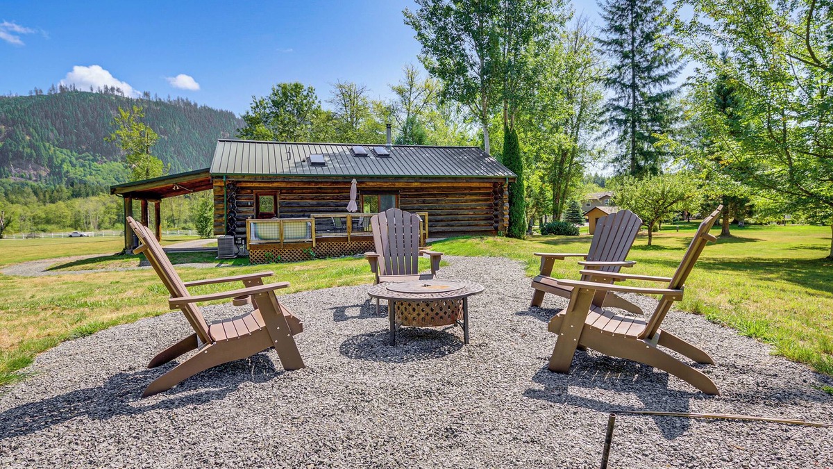 Arlington Heights Cabin | Dog-Friendly Arlington Cabin w/Private Hot Tub!