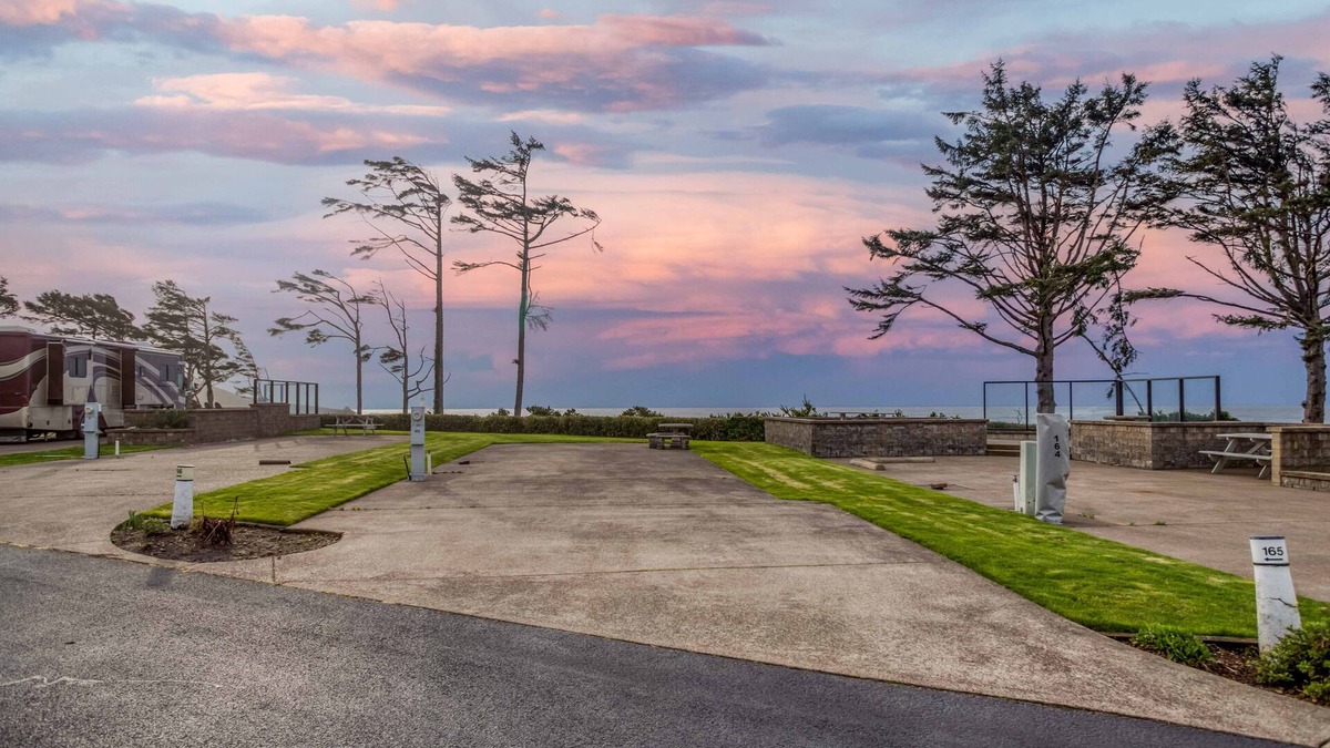 Agate Beach RV Rental | Dog Friendly, Available with 50AMP, 30AMP, Water and Sewer hook up's, WiFi