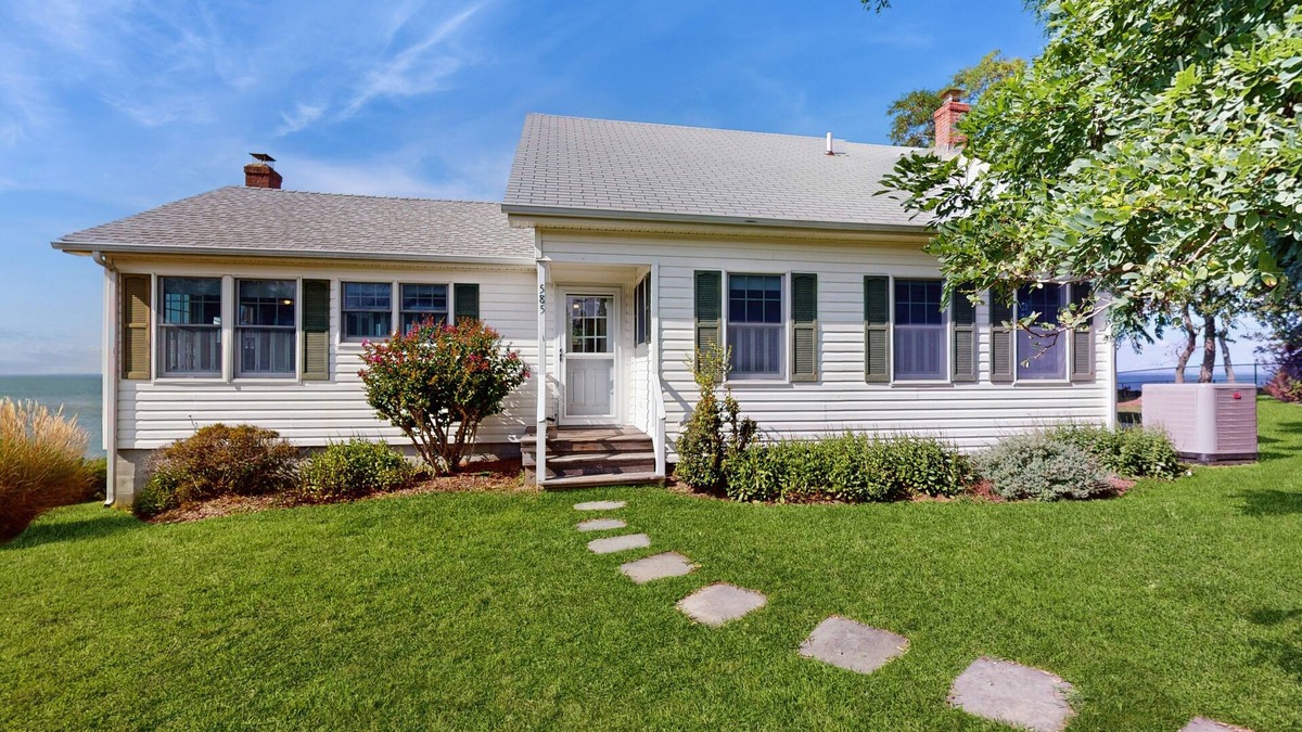 Town of Southold Town House | Dog-Friendly Beachfront Home w/Deck, Free WiFi, Ocean Views, & Wood Fireplace