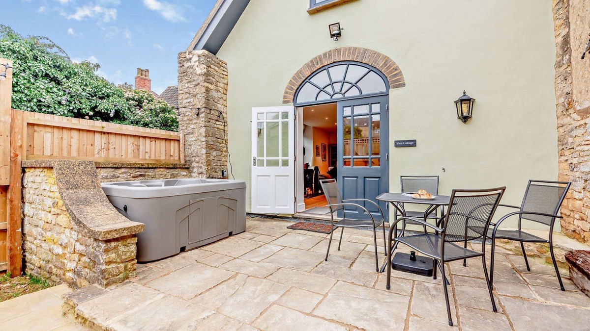 Chipping Norton Cottage | Dog friendly cottage with a hot tub - Vine Cottage