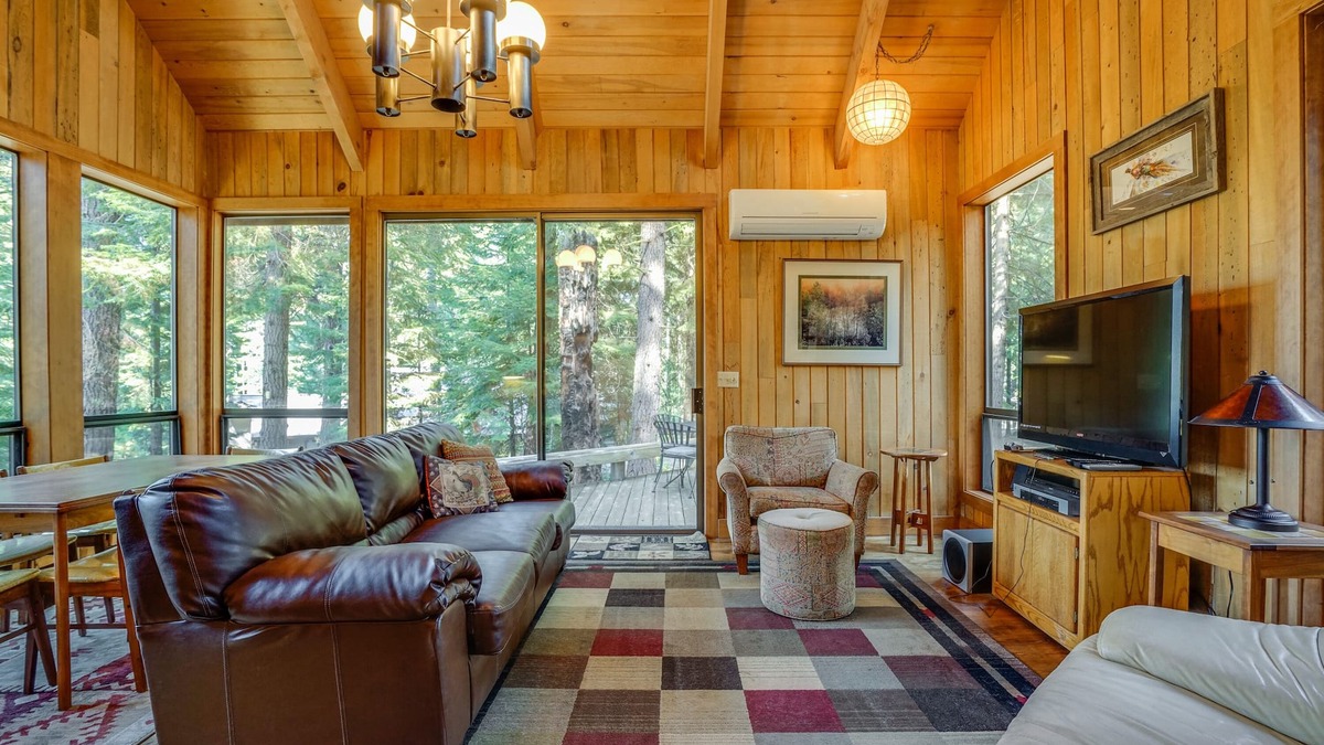 Black Butte Ranch Cabin | Dog-friendly cabin with deck, mountain views, pools, & hot tubs