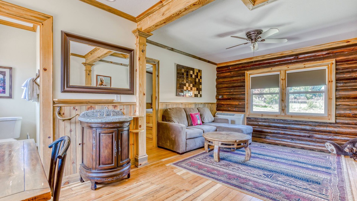White Salmon Cabin | Dog-friendly cabin near White Salmon River with mtn views, WiFi, courtyard, AC