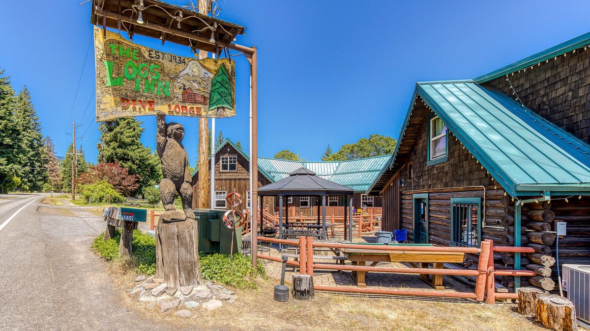White Salmon Cabin | Dog-friendly cabins with partial ACs, courtyard access, mtn/valley views, & WiFi