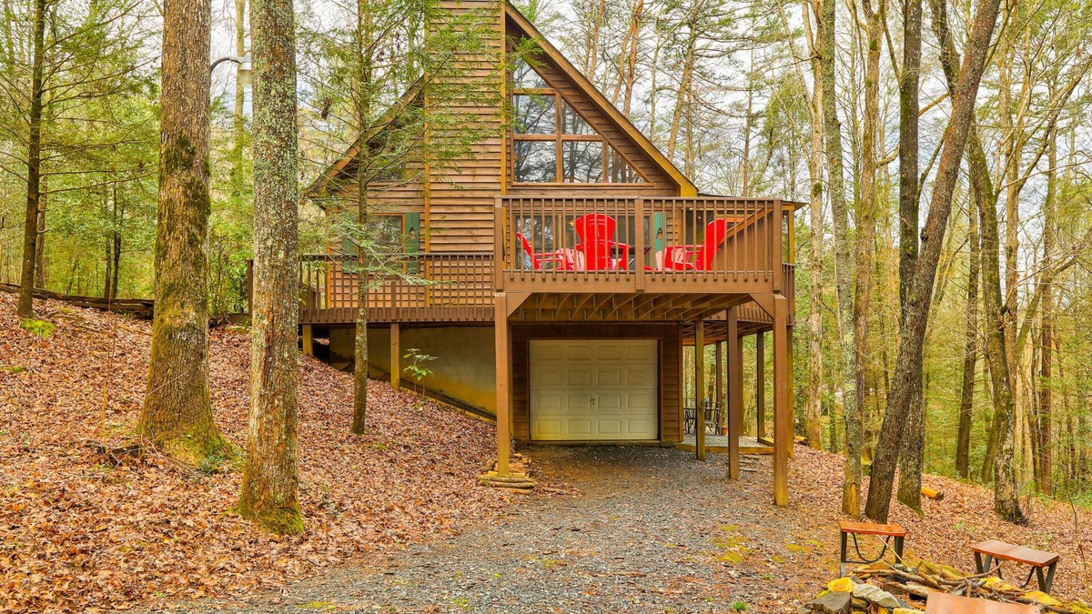 Cashes Valley Cabin | Dog-friendly cabin with game room, fireplace, furnished deck, & washer/dryer