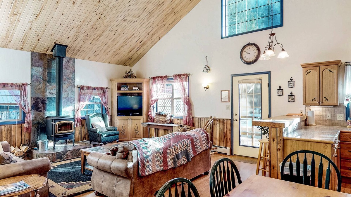 South Fork Cabin | Dog-friendly cabin with wood stove, private hot tub, & riverside firepit