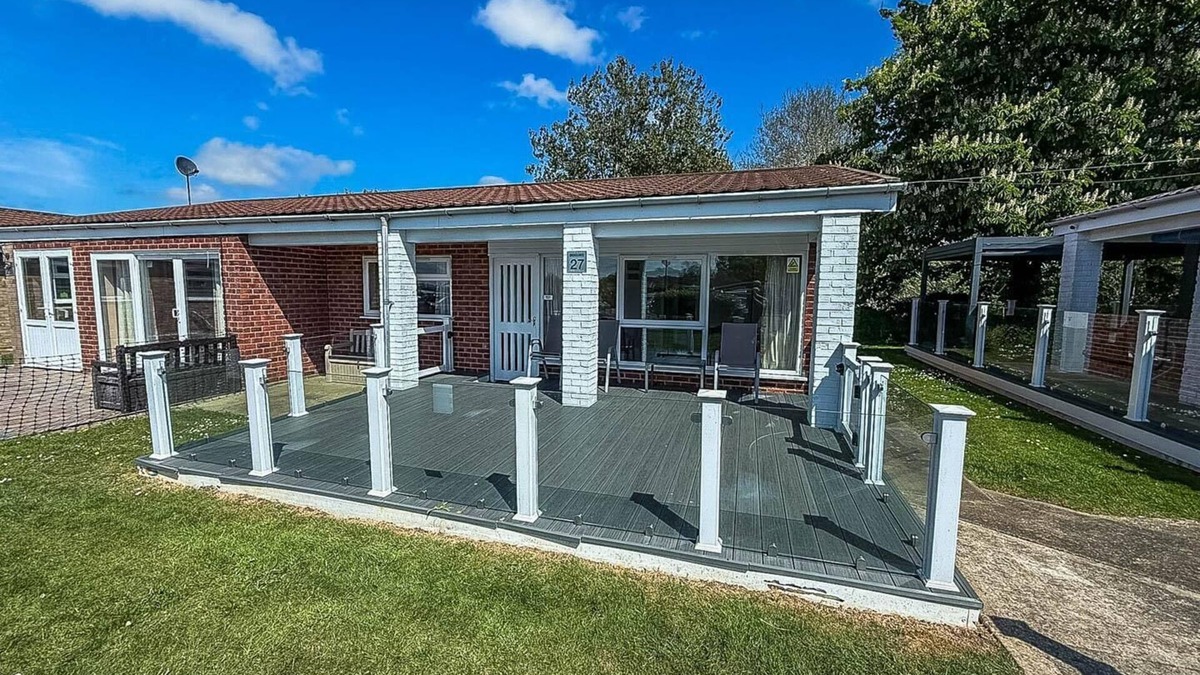 Oulton Broad Ski Chalet | Dog friendly chalet at Broadland Park and Marina in Lowestoft ref 12027B