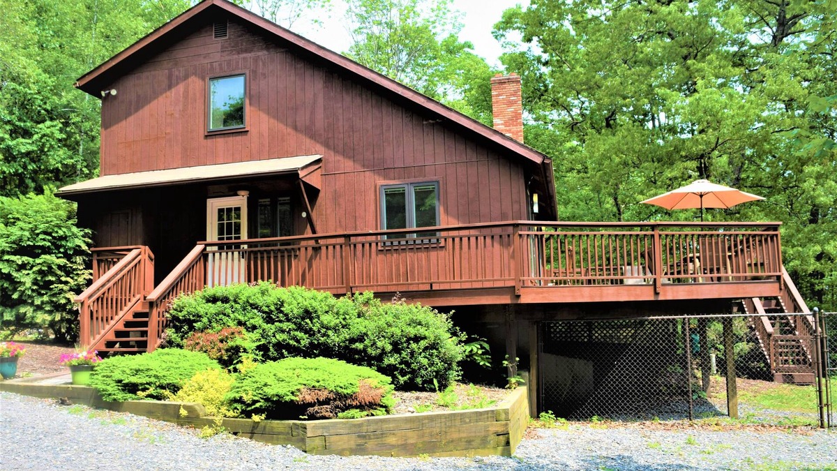 Stroudsburg Ski Chalet | Dog-Friendly Chalet in the Heart of the Poconos-Fenced Yard