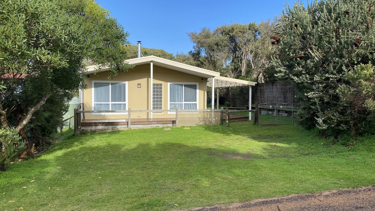 Sandy Point House | Dog friendly close to beach/shops, trampoline, hot outside shower, NBN Wifi