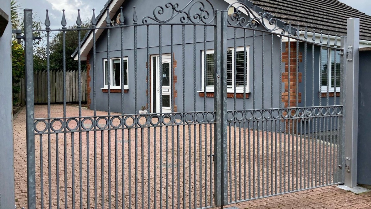 Padstow House | Dog-Friendly Coastal Retreat – Explore the 7 Bays with a Sunny Garden & Parking!