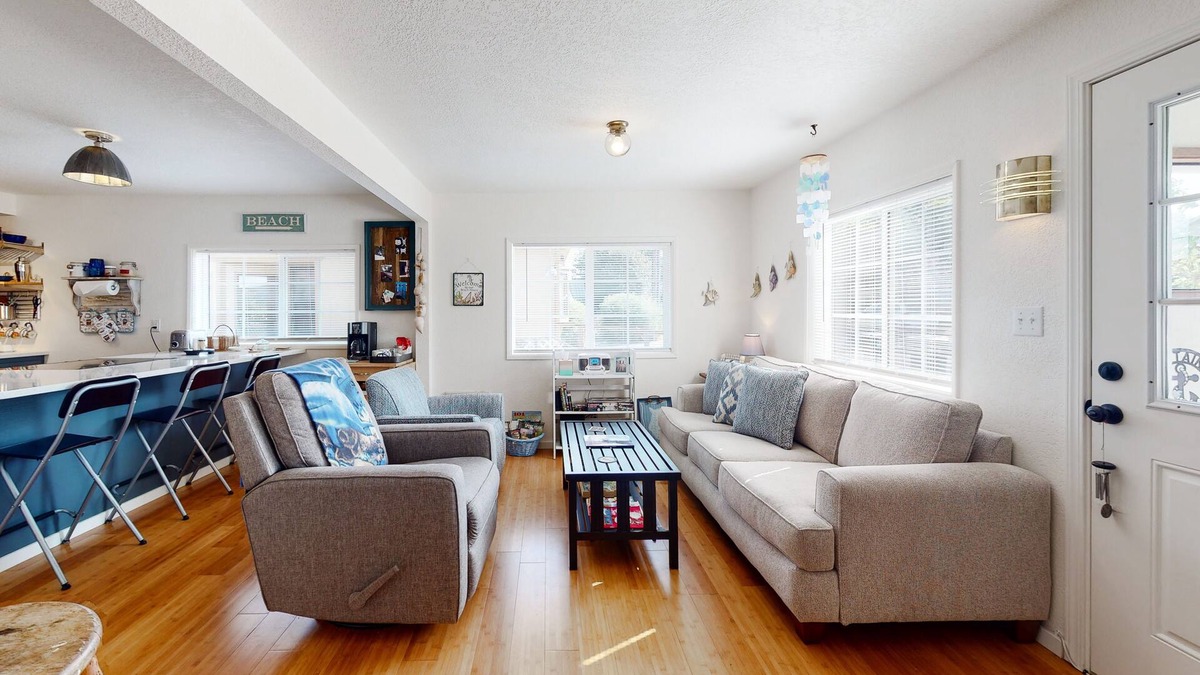 Winchester Bay House | Dog-friendly coastal-themed home with a full kitchen & washer/dryer