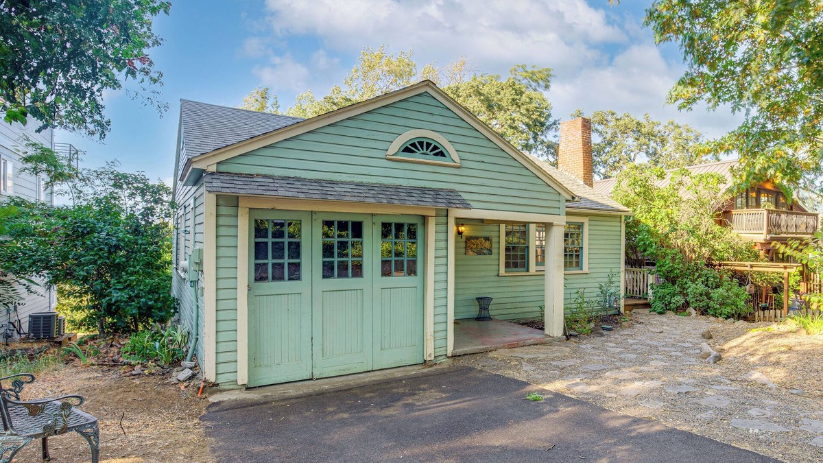 Hood River Cottage | Dog-Friendly 'Columbia Cottage' in Hood River!