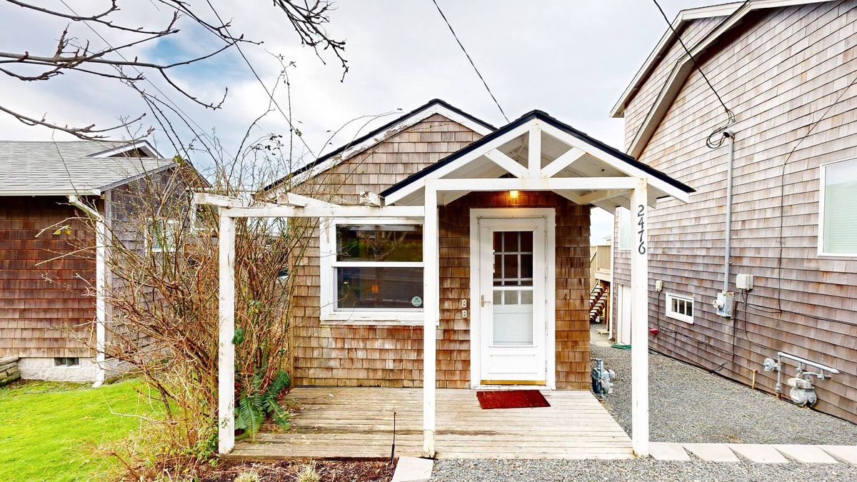 Tolovana Park House | Dog-friendly, comfy cabin only two blocks from the beach