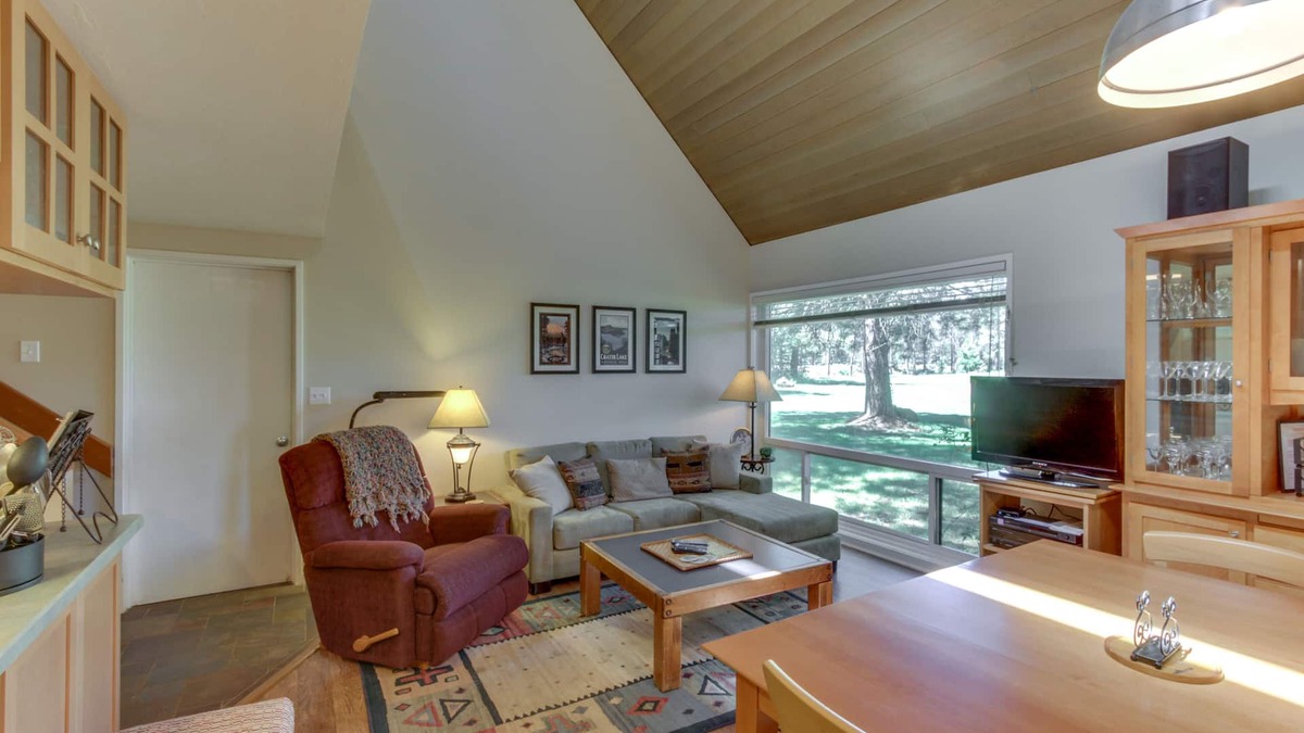 Overlook Park Condo | Dog-friendly condo with 6 SHARC passes & great golf course views